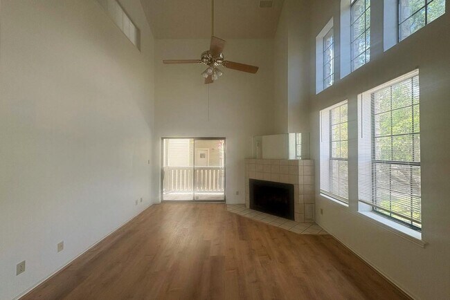 Building Photo - FABULOUS walkable/bikeable 3BR with parkin...