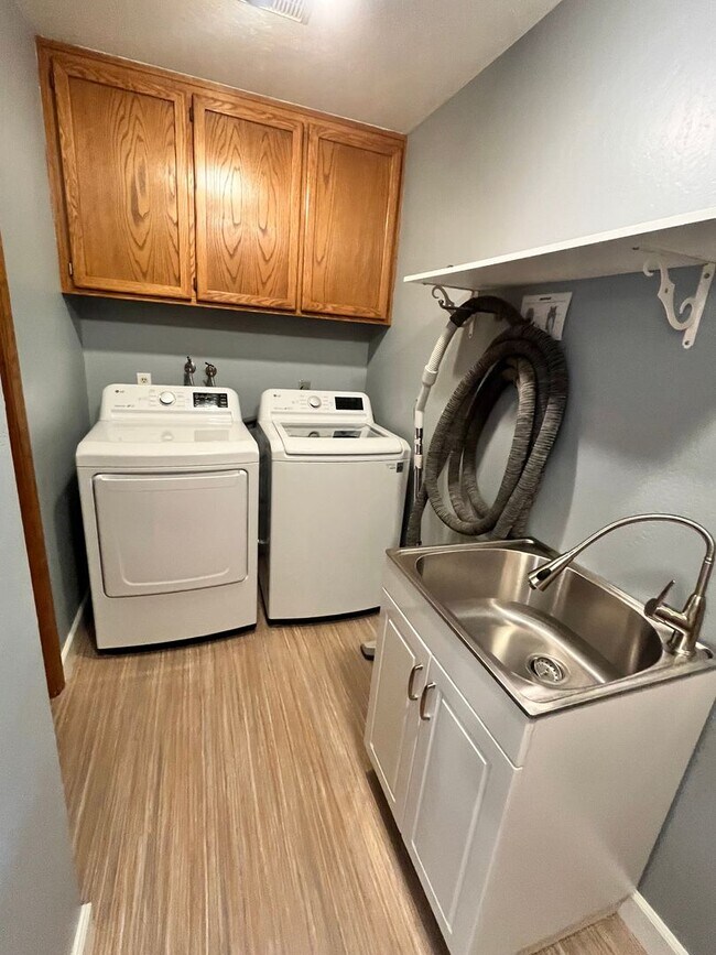 Building Photo - 6 Acres; 3 bedroom 2.5 bath plus bonus roo...