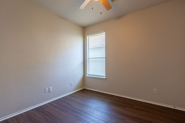 Building Photo - Beautiful 3 bedroom, 2 bathroom home in We...