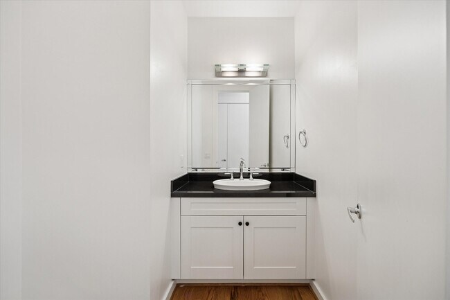 Building Photo - 5313 Lillian St