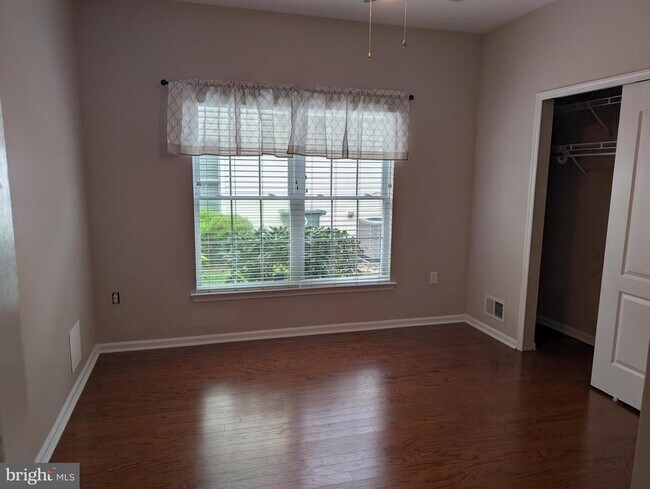Building Photo - 302 Gosling Way