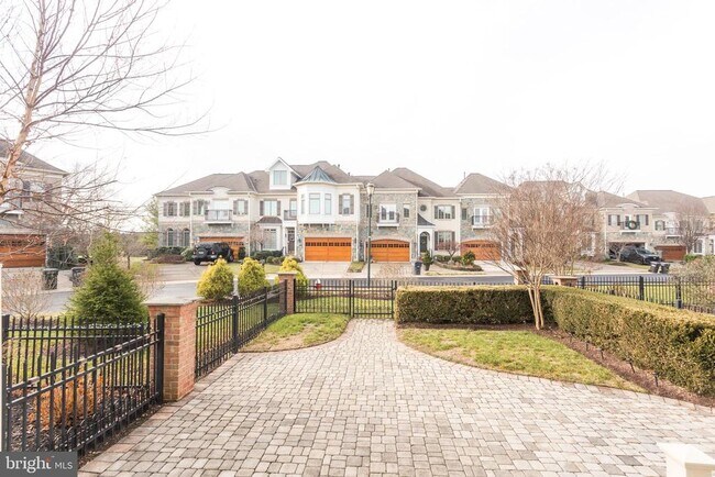 Building Photo - 18353 Fairway Oaks Square