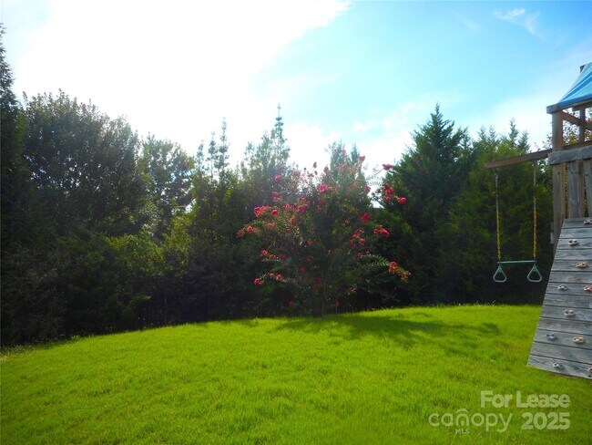 Building Photo - 3038 Oakmere Rd