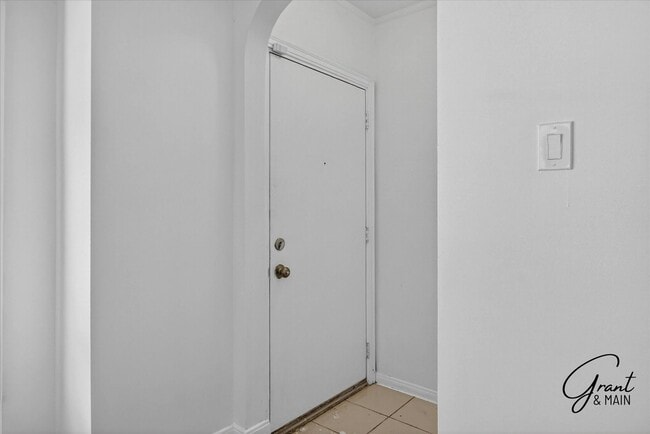 Building Photo - $1300 3 bedrooms