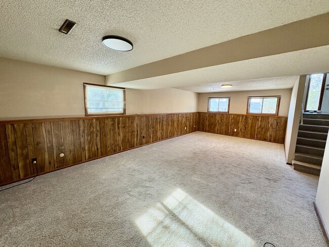 Building Photo - Large 3 bedroom house in the Heights! (Items will be removed)