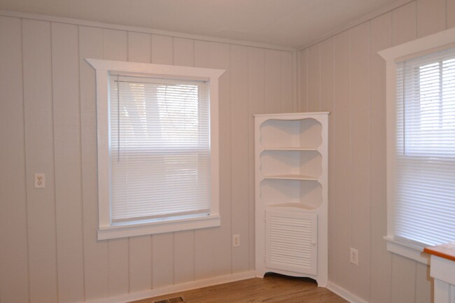 Building Photo - Charming 1 Bedroom Home Available!