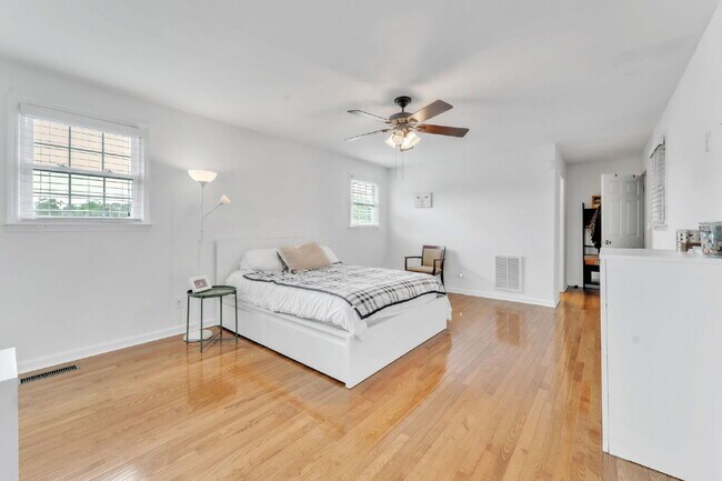 Building Photo - Quaint 3-Bedroom Retreat with Fireplace & ...
