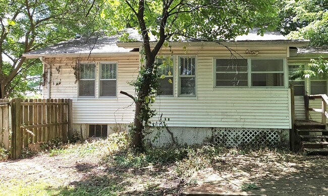 Building Photo - Rountree Area, Close to MSU! 2 Bedroom House!  $1095!