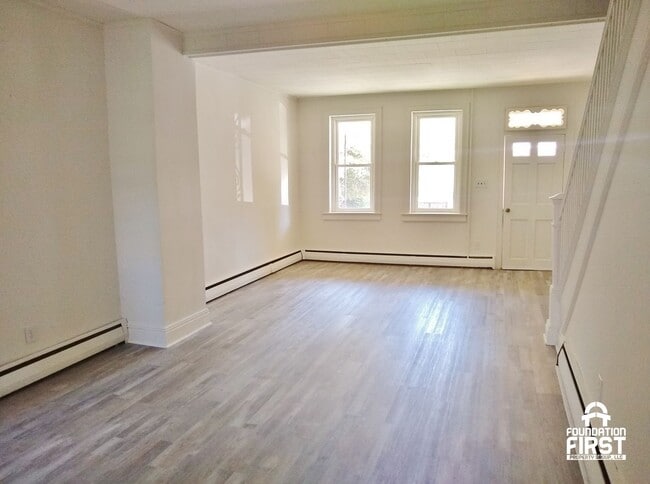 Building Photo - 3 Bed / 1 Bath Single Family Home