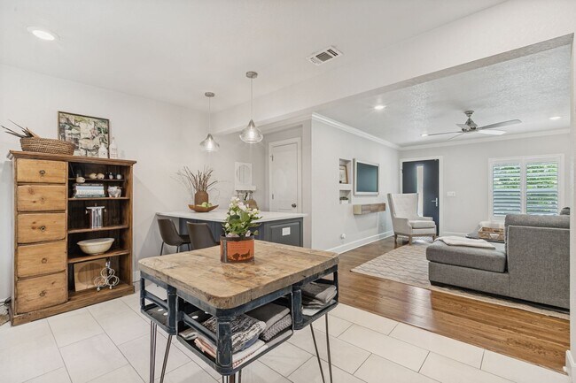 Building Photo - BEAUTIFUL FIRST FLOOR, 2-BEDROOM APARTMENT IN OLMOS PARK