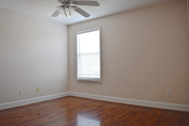 Building Photo - Avalon Park Pool Home - Gated Street - 7 B...