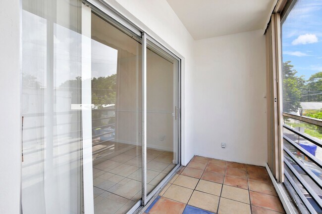 Building Photo - Las Brisas