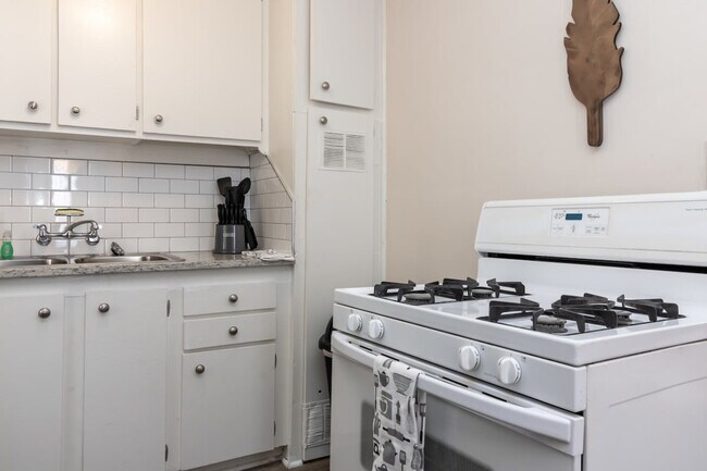 Building Photo - 3912 Crestview Dr