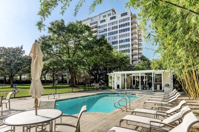 Building Photo - 2701 Westheimer Rd