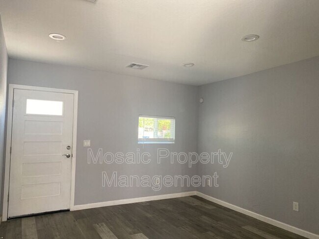 Building Photo - 257 E Oakland St