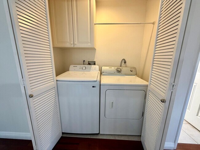 Building Photo - Beautiful 3 bed 2.5 bath home in Oak Park!