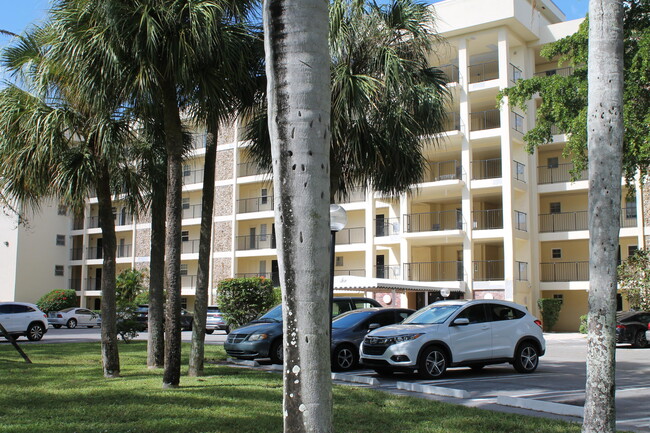 Building Photo - 2751 N Palm Aire Dr