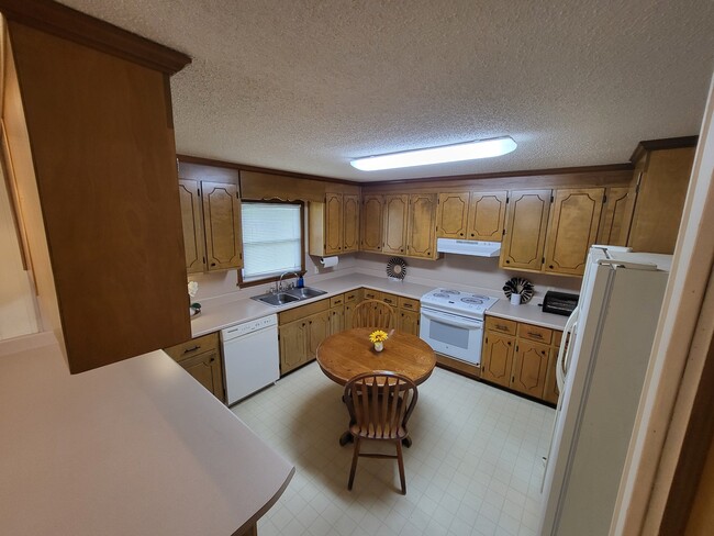 Building Photo - 2500 Neal Metcalf Rd