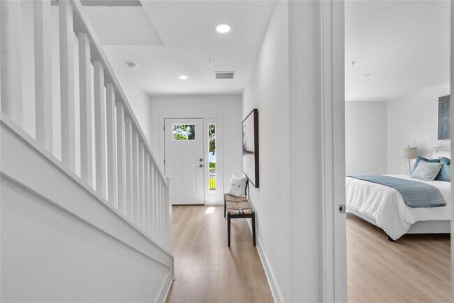 Building Photo - 266 Park Lake St