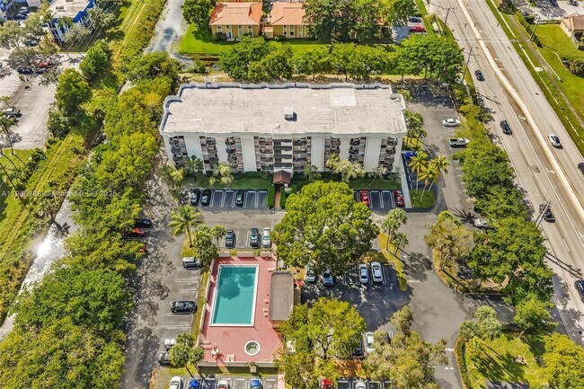 Building Photo - 2701 Riverside Dr