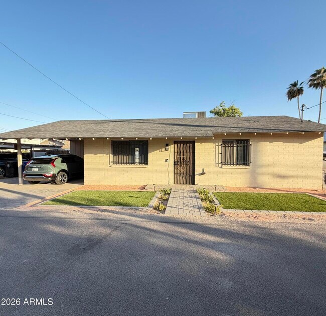 Building Photo - 114 S Lesueur