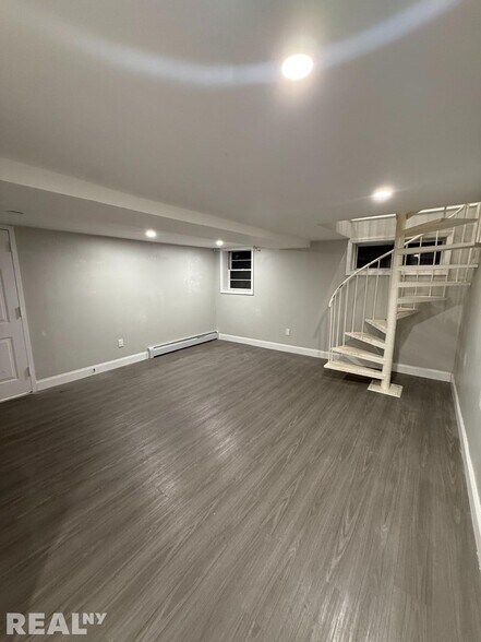 Building Photo - 140-71 Burden Crescent