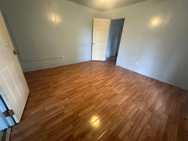 Building Photo - 4-bedroom, 2 bathroom home AVAILABLE NOW!