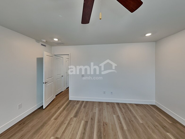 Building Photo - 9559 E Friedel Dr