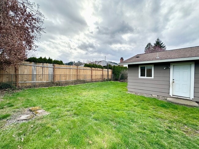 Building Photo - Near Downtown Gresham 2 Bed 1 Bath Duplex! W/S/G Included!