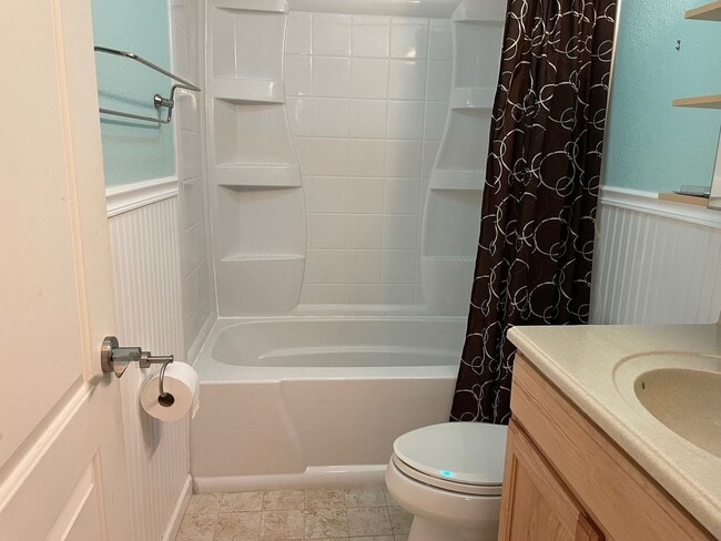 Building Photo - 2 bedroom condo with carport, pool and hot tub access