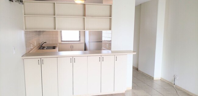 Building Photo - Summer Palace, Ala Moana, 1 Bedroom 1 Bathroom 1 Covered Parking Condominium Ocean View