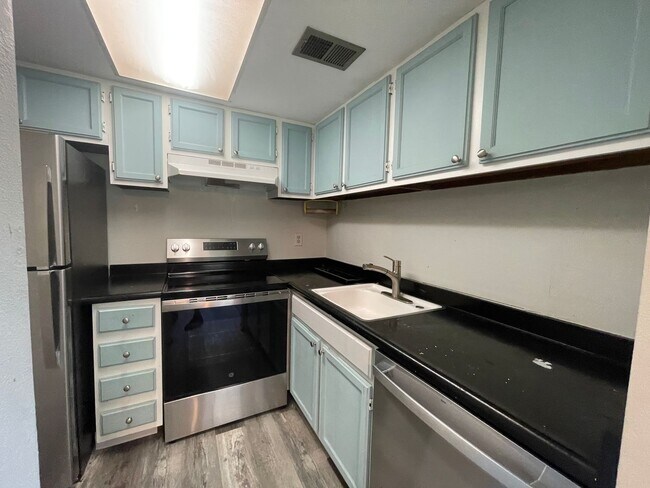 Building Photo - Charming 2-Bed, 2-Bath Condo in Prime Loca...