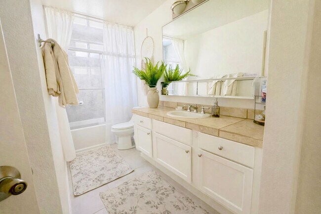 Building Photo - Poolside Condo