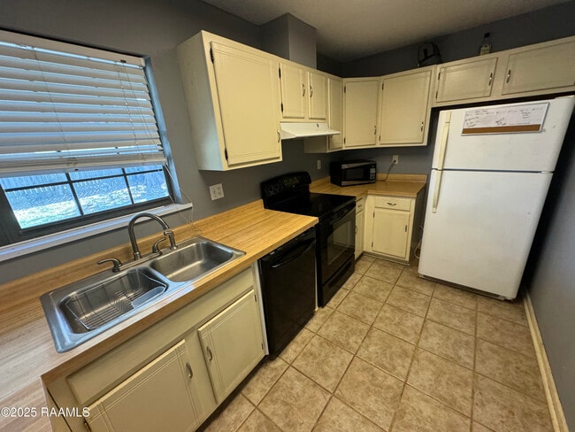 Building Photo - 107 Village Ln