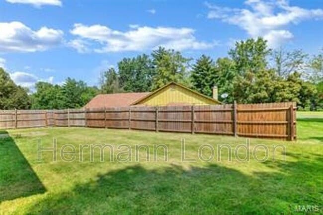 Building Photo - 5227 Suntrail Dr