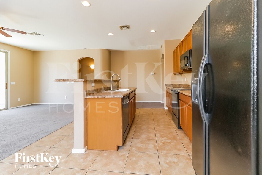 Building Photo - 7708 S 68th Dr