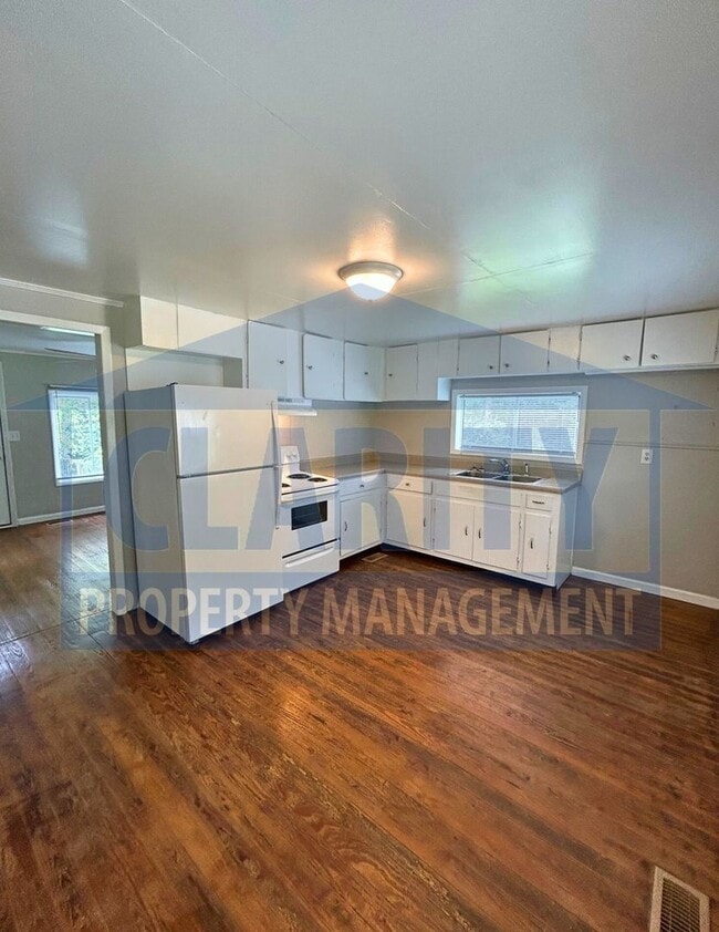 Building Photo - Charming 2-Bedroom Home with Spacious Yard...