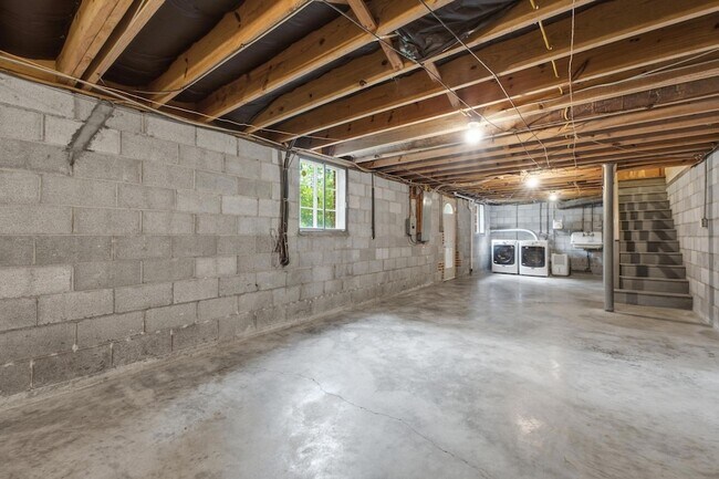 Building Photo - 205 S Palisades Dr
