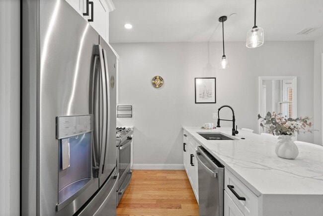 Building Photo - 174 W Seventh St