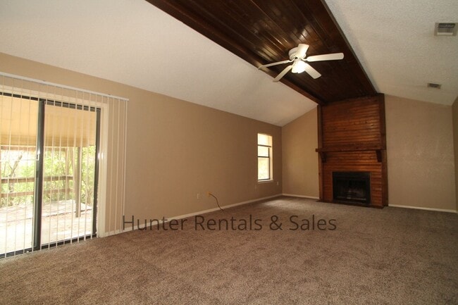 Building Photo - Country Trails Three Bedroom