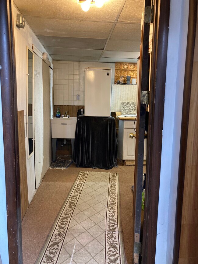 Entry to efficiency, kitchenette, - 764 Lenore Ln