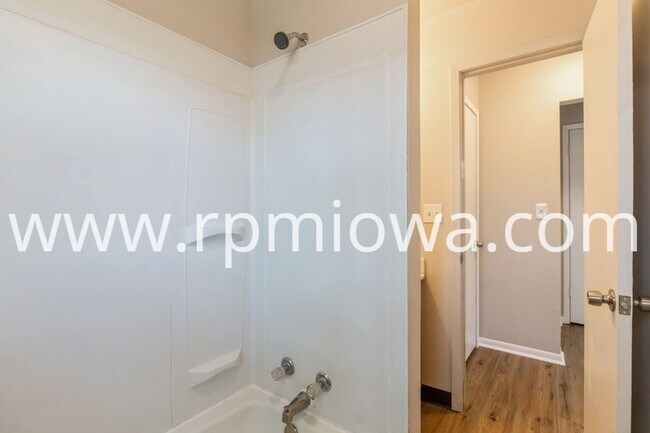 Building Photo - 215 NW Arlan Dr