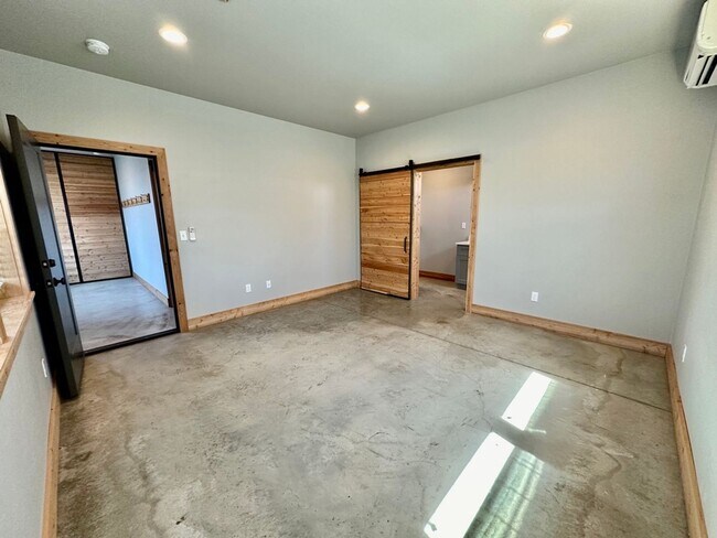 Building Photo - 121 E 26th Ave