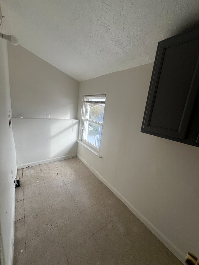 Building Photo - Spacious 3-Bed Apartment - Off-Street Park...