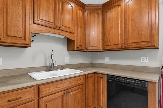 Building Photo - Spacious 4-Bedroom Home with Fenced Yard a...