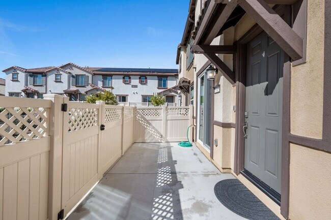 Building Photo - Beautiful 3 Bed / 2.5 Bath Condo with Open Floor Plan & Private Patio!