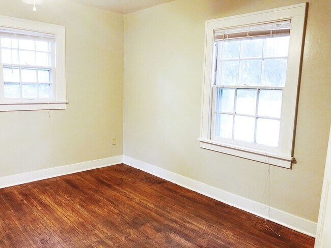 Building Photo - 323 S Eagleson Ave