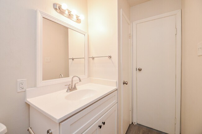 Building Photo - 8607 Bart Ln