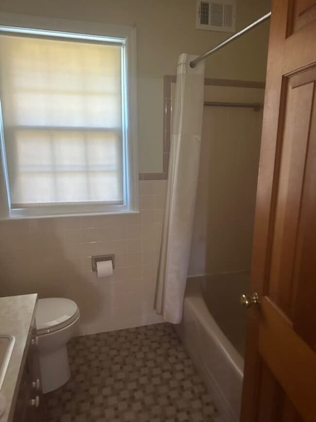 Building Photo - Lovely Colonial Home in Sharpley