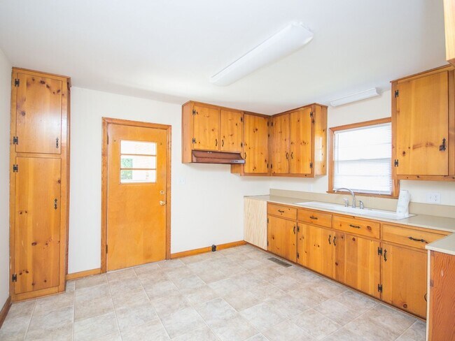 Building Photo - Great Location in Athens City